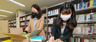 YU Library Sends Books Using Delivery Service!